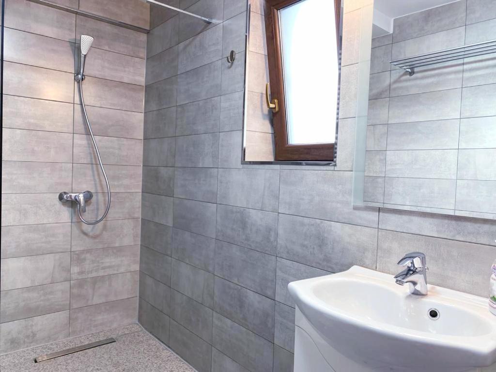 Casa Topazz Targu Jiu Bagian luar foto