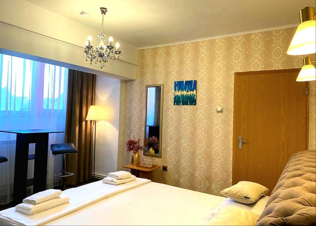 Casa Topazz Targu Jiu Bagian luar foto